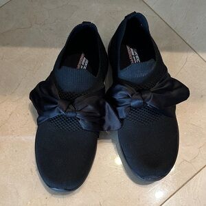 Skechers Women's Black Bow Slip-On Sneakers